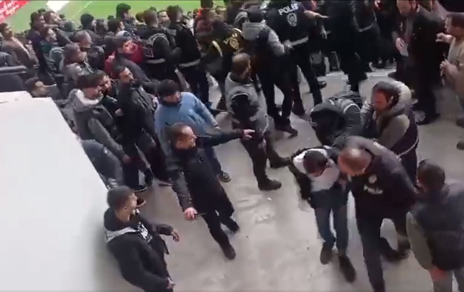 Di dawiya maçê de 4 alîgirên Amedsporê hatin desteserkirin / Wêne: Video / X