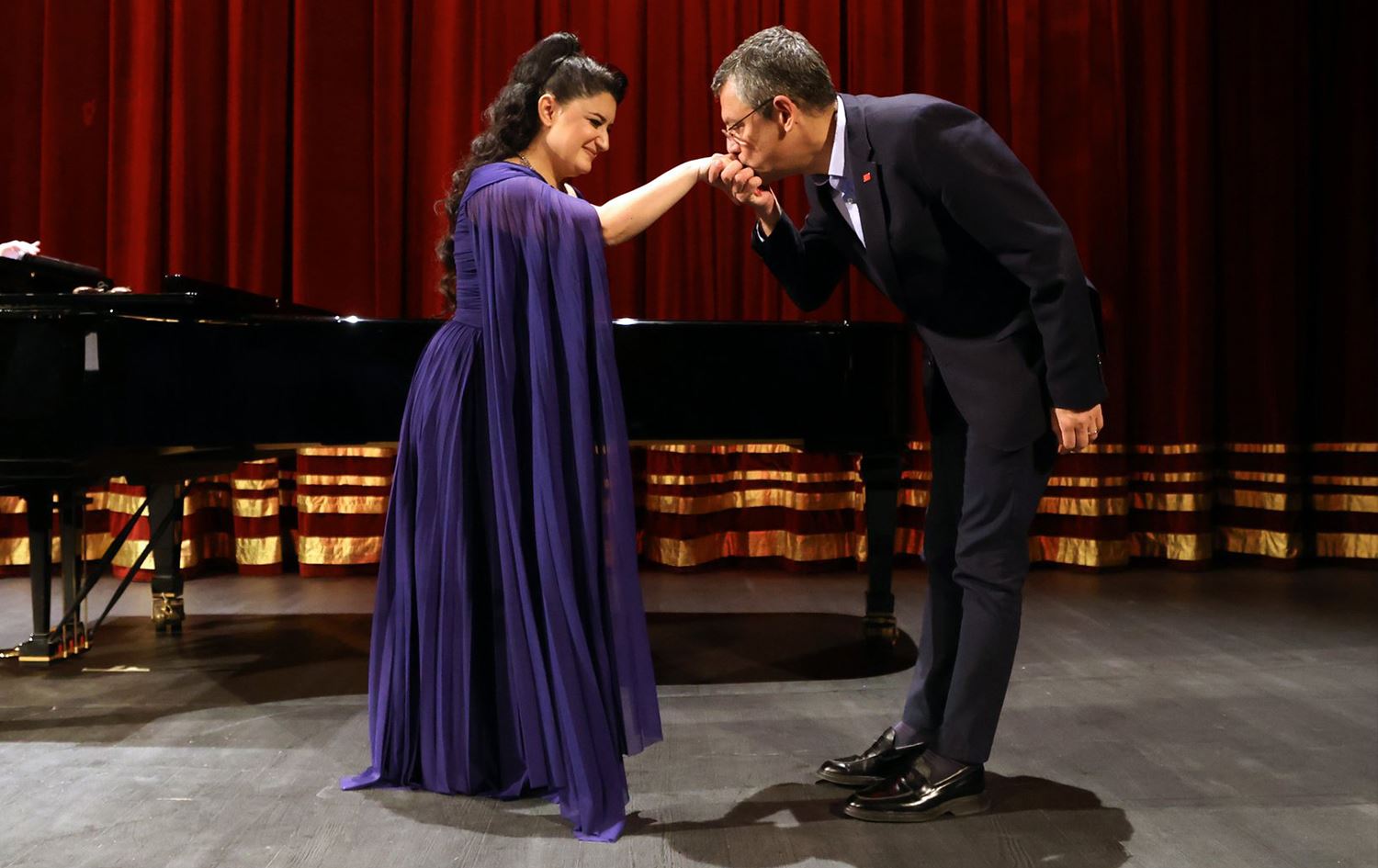 Serokê CHPyê Ozgur Ozel destê Çakarê maç kir/Wêne: Ozgur Ozel