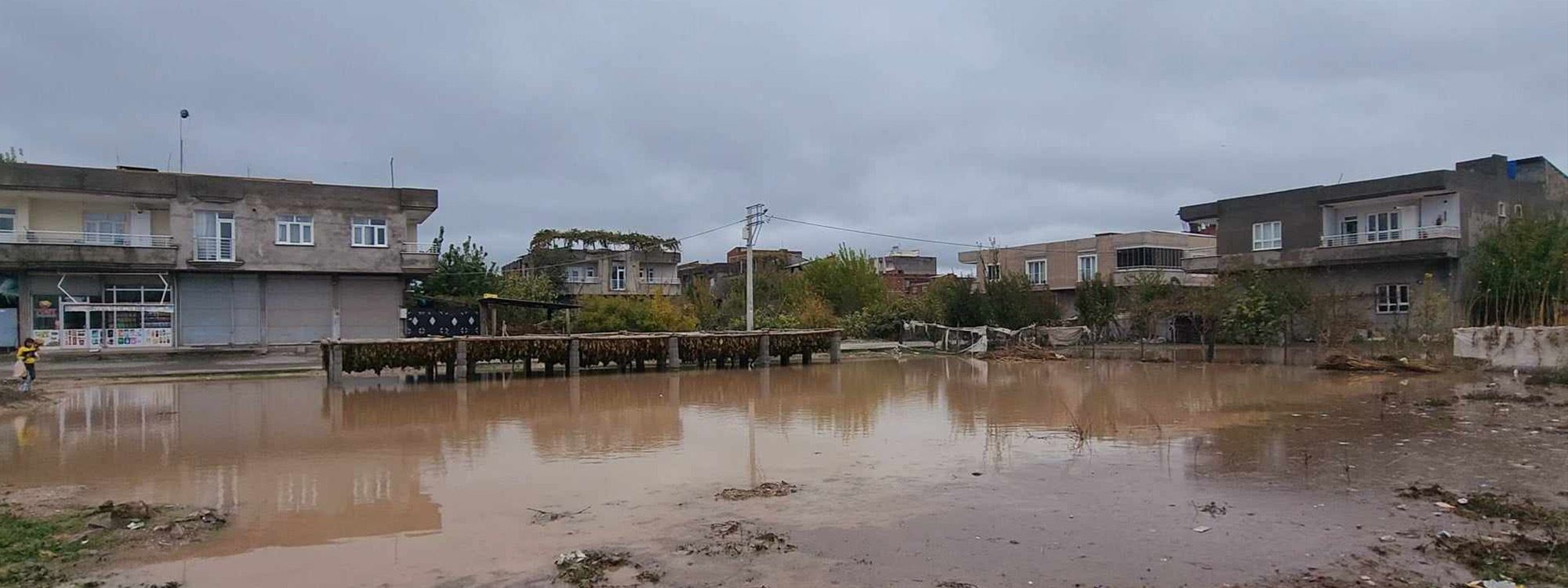 لە ناوچەی بسمیلی ئامەد ئاوی لافاو چووە نێو 100 ماڵ