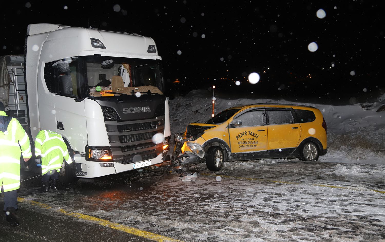 Barhilgir û taksî li hev qelibî/Wêne: AA