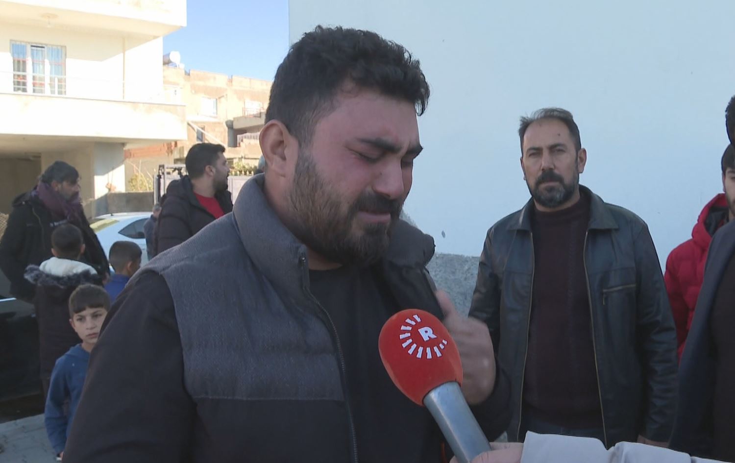 Heqî Guner bavê sê zarokên ku di lehiyê de xeniqîbûn / Wêne: Rûdaw