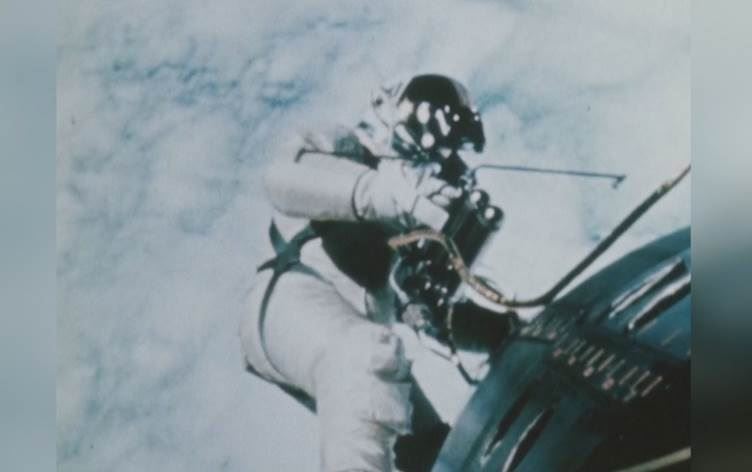 Astronot Jasmin Moghbeliyê li esman çenteyê tamîrê winda kir