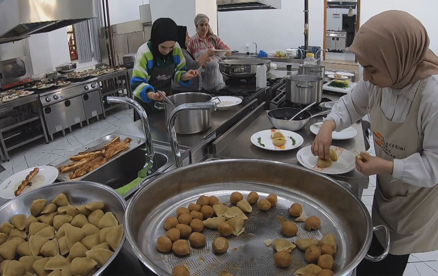 لە هۆتێل و چێشتخانەکانی ئامەد گەشتیاران بە چێشتی کوردی ئاشنا دەکرێن