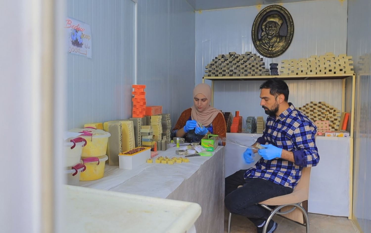 Silêman û Huda li mala xwe sabûnê çêdikin/Wêne: Rûdaw