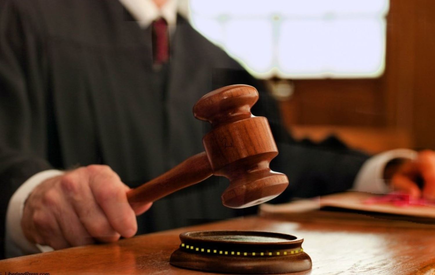 وێنەی دادوەرێک لەکاتی بڕیاردان