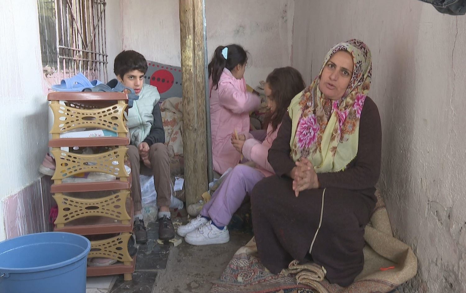 Xerîbşa Ozdemîr û zarokên wê ji ber lehiyê nikarin li mala xwe razin 