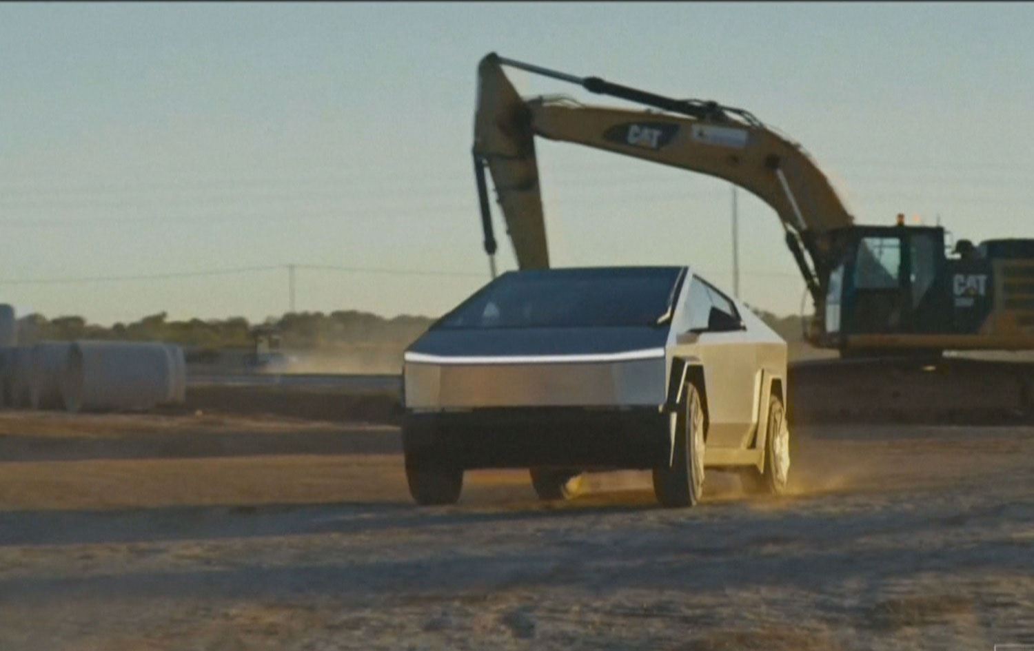 کۆمپانیای تێسلا پیکاپی گولـلەنەبڕی کارەبایی خستە بازاڕەوە