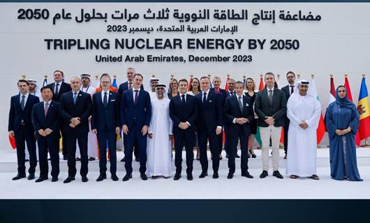 Fransa Cumhurbaşkanı Emmanuel Macron, Dubai'deki BM İklim Zirvesi'nde nükleer enerjinin 2050 yılına kadar üç katına çıkarılması konulu oturumun sonunda diğer liderler ve katılımcılarla fotoğraf çektirirken (AFP)