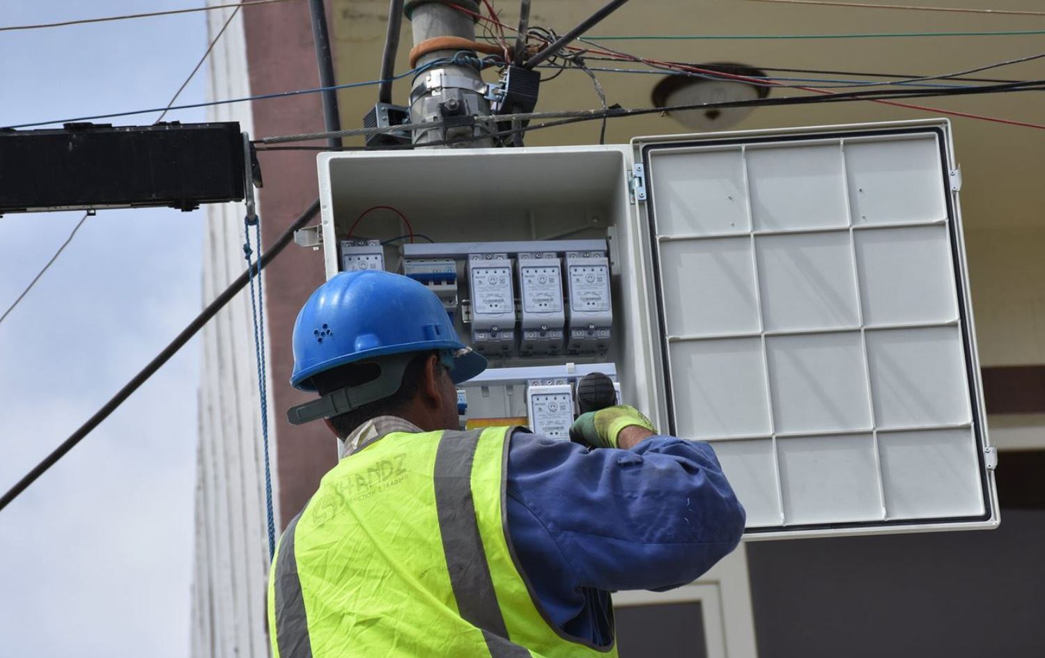 کارمەندێکی وەزارەتی کارەبا لەکاتی بەستنی پێوەری زیرەک، وێنە: بڵند - تاهیر رووداو