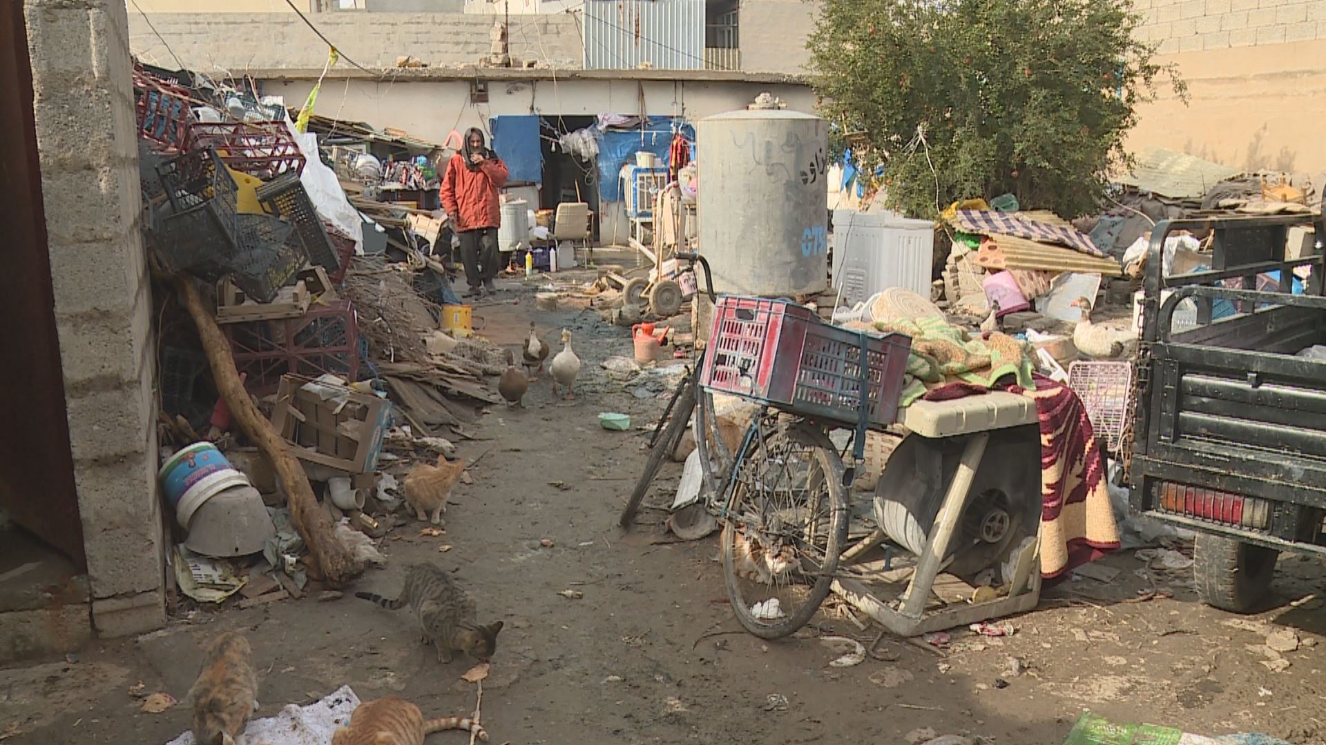 چیرۆکی ژیانی خێزانێکی هەژار لەنێو کەلاوەیەک لە هەولێر؛ 'ببوورن هیچ خواردنێکمان نییە پێتان بدەین'