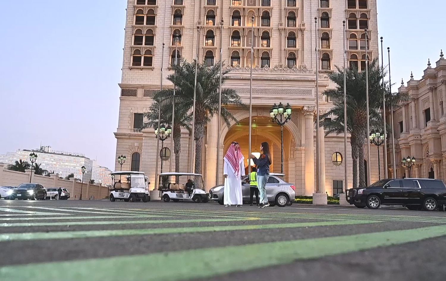 بەشێک لە دەوڵەمەندە سعودییەکان بۆ بینینی ئەکتەرەکان بە ئۆتۆمبێلی گرانبەهاوە شۆفێرییان بۆ دەکەن