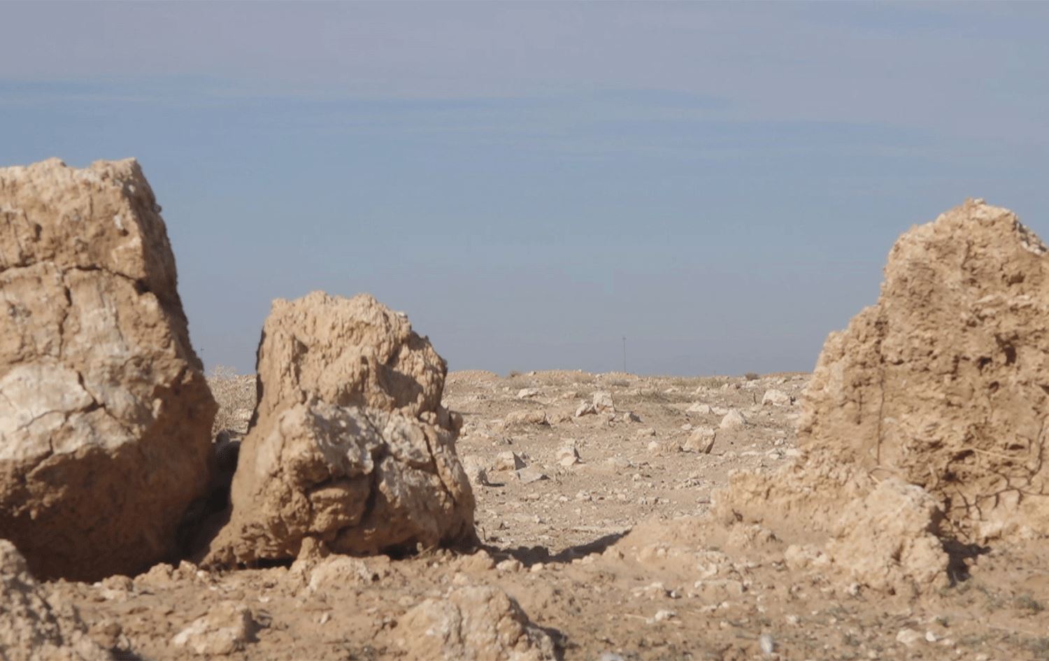  هاووڵاتییەکی بیابانەکە: هێشتا گۆڕی بەکۆمەڵ ماوە و هەڵنەدراوەتەوە، لە ناوچەی سایبیە و لەسەرووی نوگرە سەلمانیش 