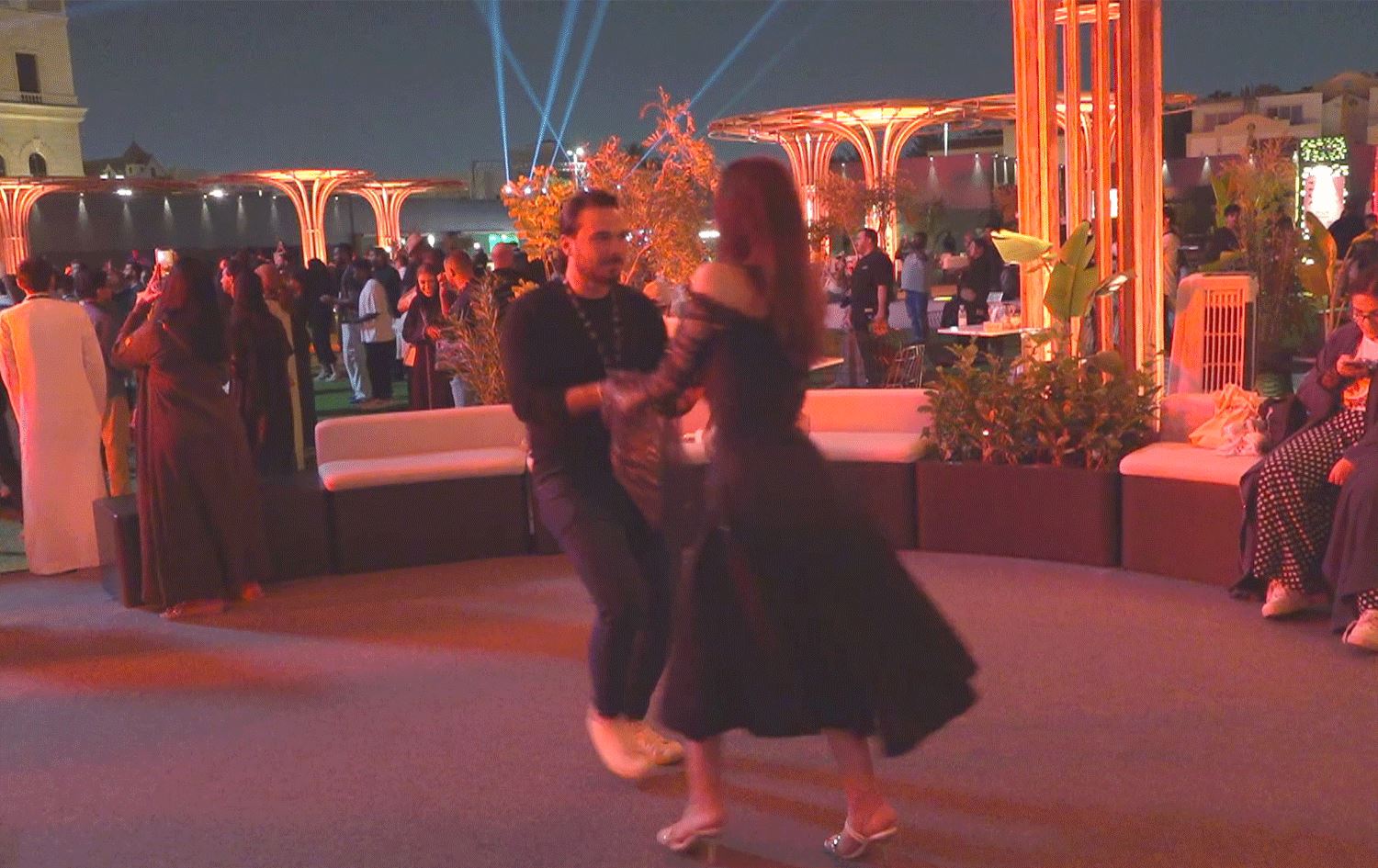 بەشێکی سعودییەکان هاوشێوەی بیانییەکان بەشداری لە شەوە ئاهەنگەکان دەکەن