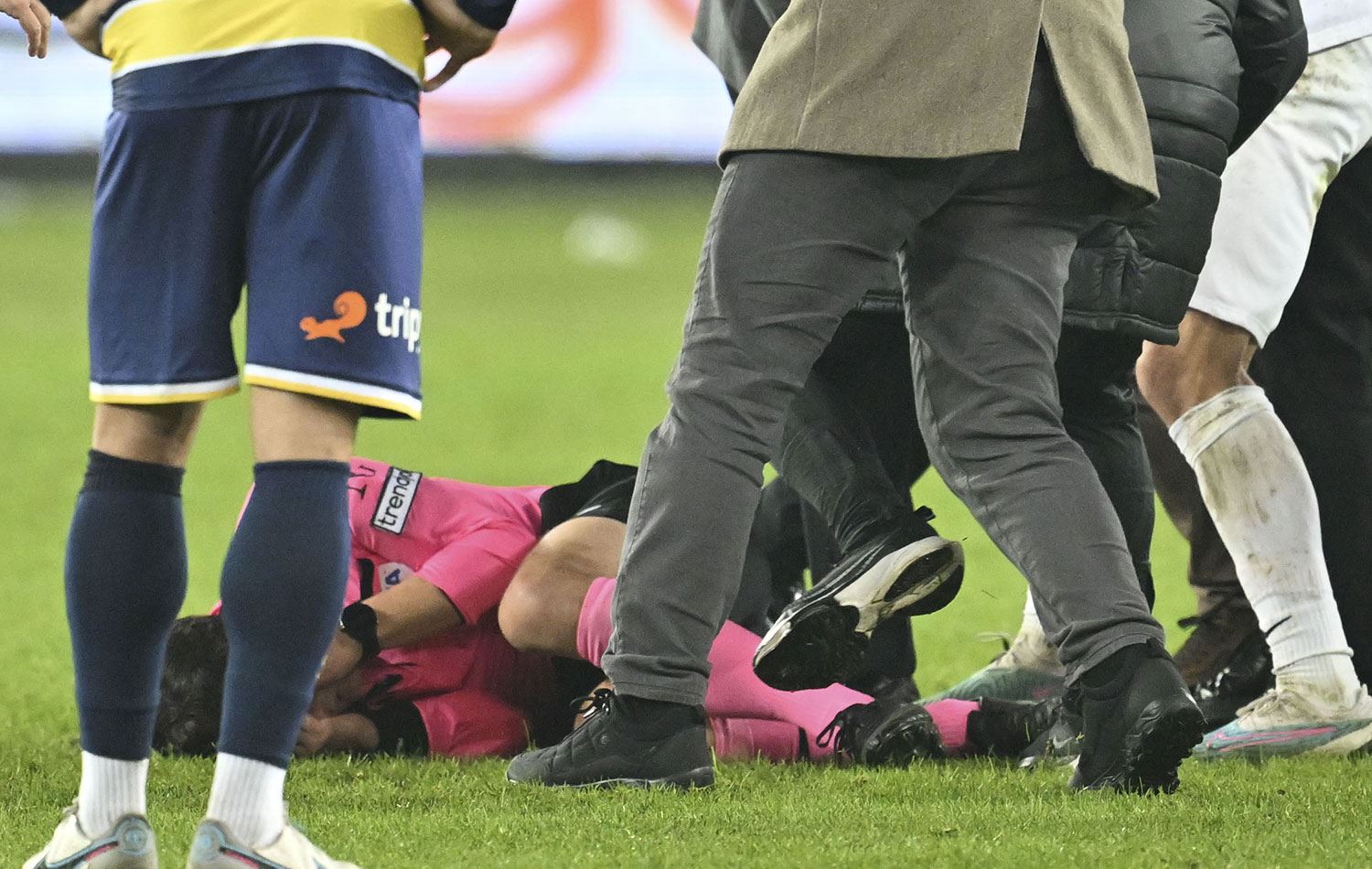 Hakem Halil Umut Meler atılan yumruğun etkisi ile yere düştü. / AA