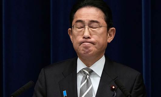رد فعل رئيس الوزراء اليابان خلال مؤتمر صحفي حول فضحية الاحتيال/ AFP