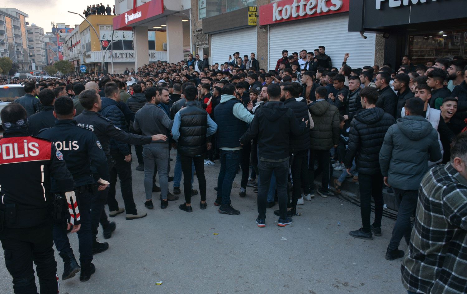 Li Siloiyayê xelk herikî ber qaymeqamiyê / Wêne: AA