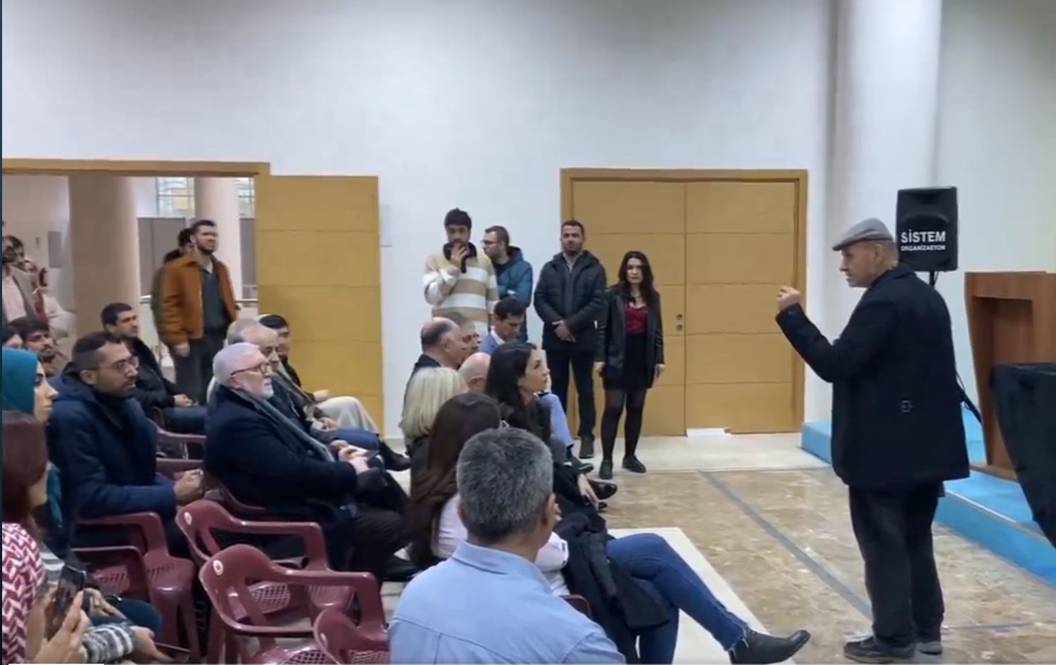 Berken Berehî Pêşangeha Pirtûkan a Amedê protesto kir / Wêne: Medyaya civakî