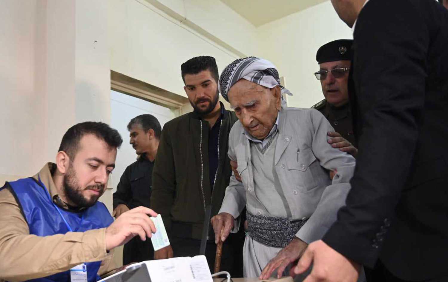  هاونیشتمانییەکی بەتەمەن لە کەرکووک لە کاتی دەنگدان، وێنە: بڵند تاهیر - رووداو