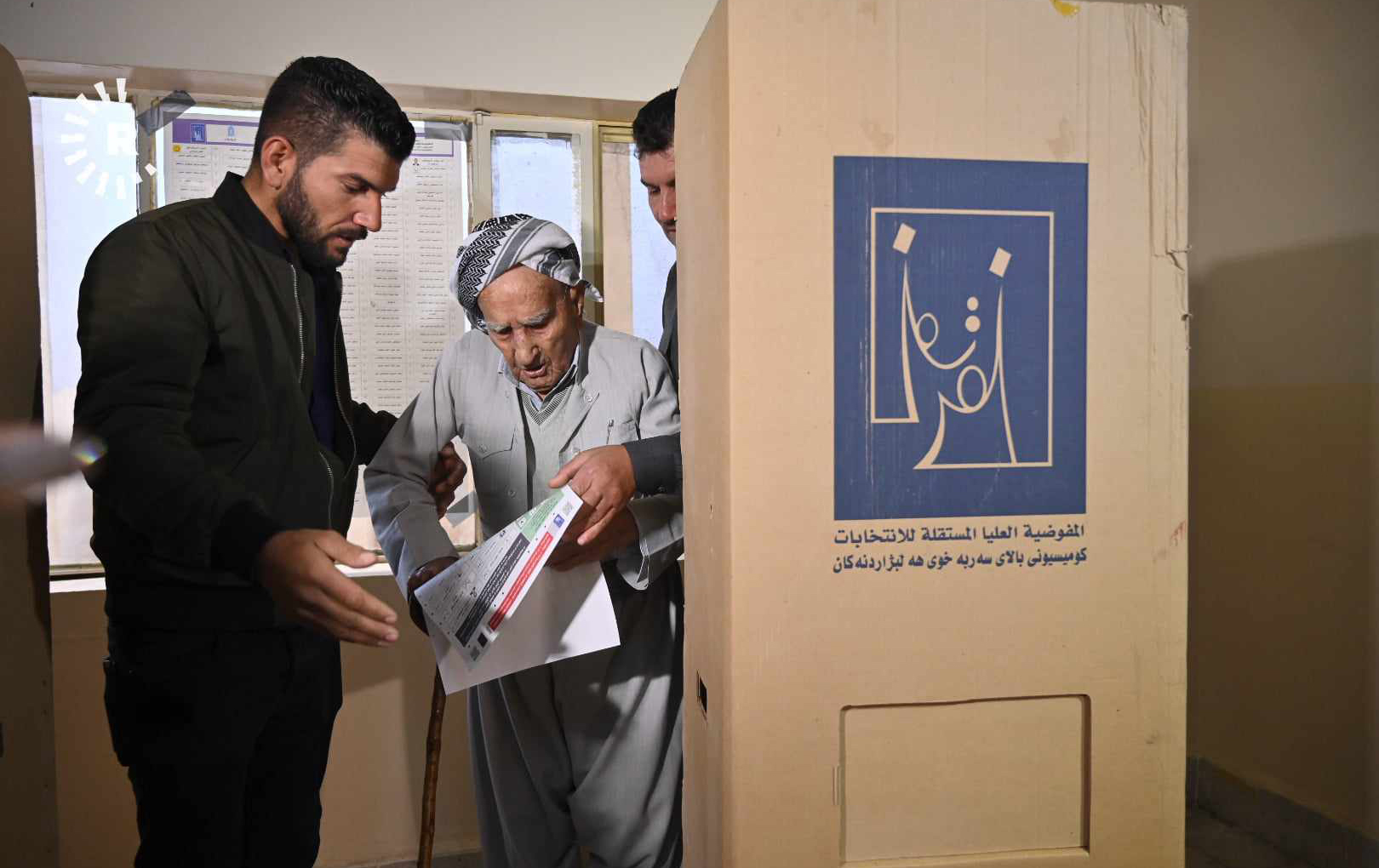 دیمەنی کاتی دەنگدانی بەتەمەنترین کەس لە کەرکووک. وێنە: رووداو