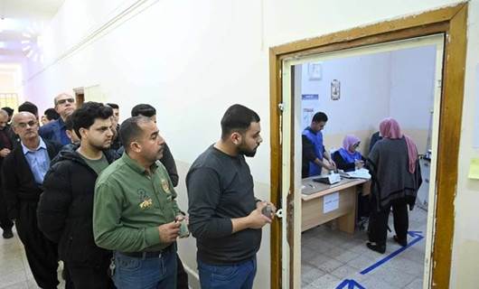 مصوتون ضمن انتخابات مجالس المحافظات في مركز اقتراع بكركوك - رووداو 