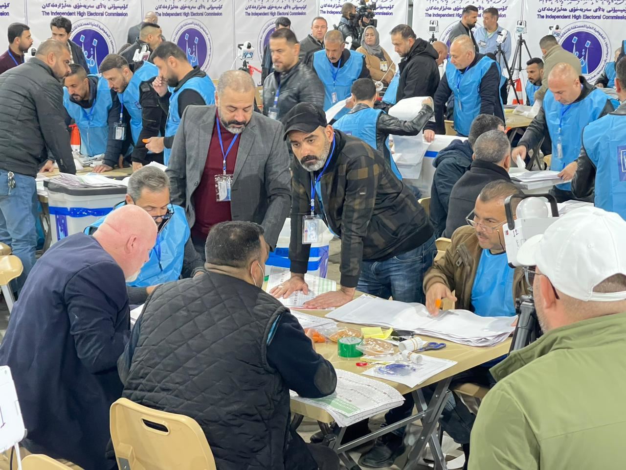 جیاکردنەوەی دەنگەکانی هەڵبژاردنی ئەنجوومەنی پارێزگا لەلایەن کۆمیسیۆنەوە لە کەرکووک، وێنە: محەممەد شکوور -رووداو
