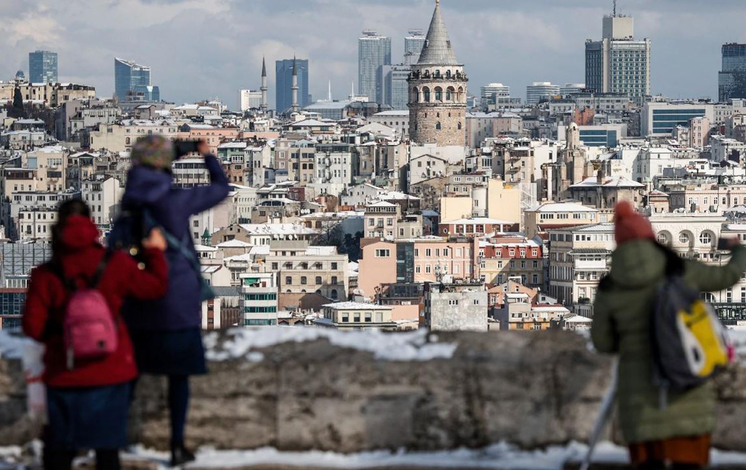 Foto: İstanbul'da Karaköy'deki Galata Kulesi'nin fotoğrafını çeken turistler 