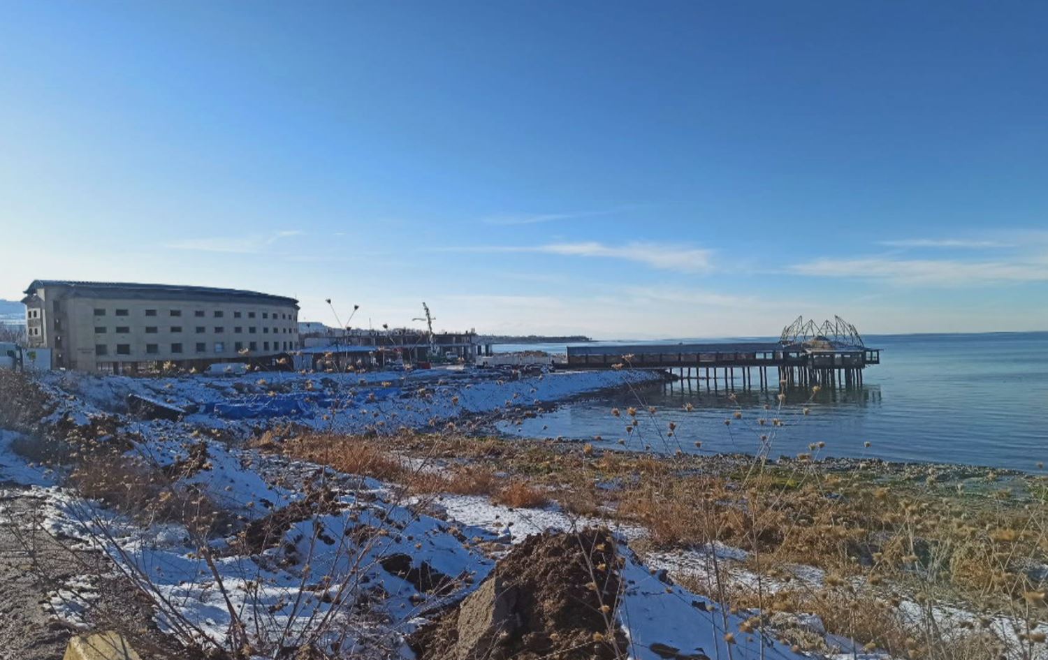 Peravên Gola Wanê bi kavilan tên tijîkirin û avahiyên qaçax tên lêkirin