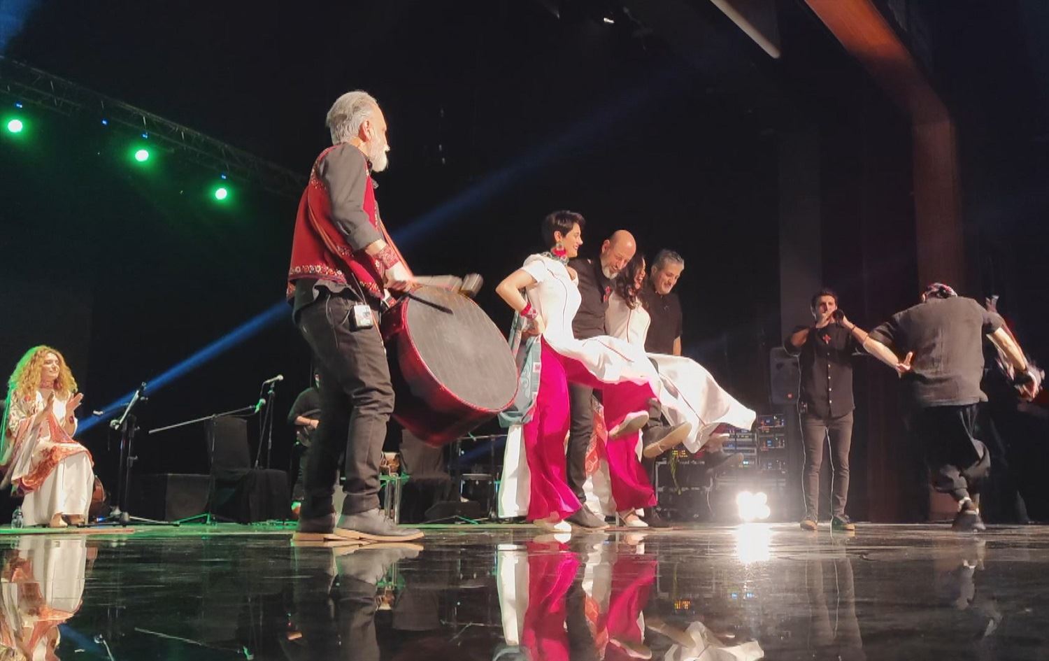 Konser bi muzîk û dîlanê dagirtî bû