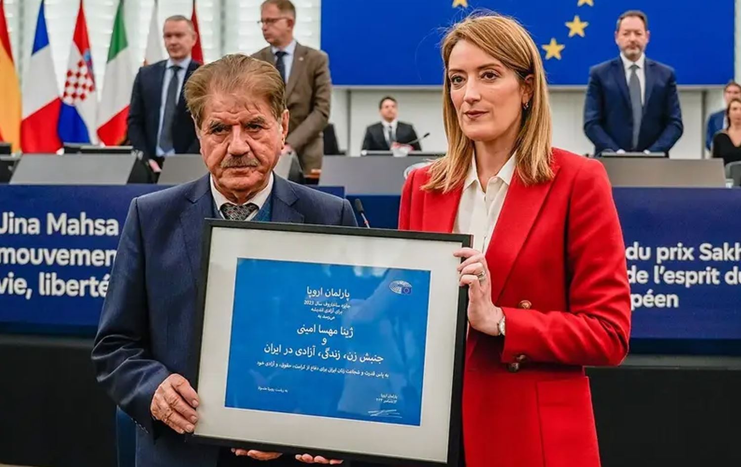  Dr. Muhammed Salih Nikbakht Jina Emine’ye taktim edilen Sakharov Ödülü’nü  alırken