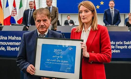  Dr. Muhammed Salih Nikbakht Jina Emine’ye taktim edilen Sakharov Ödülü’nü  alırken