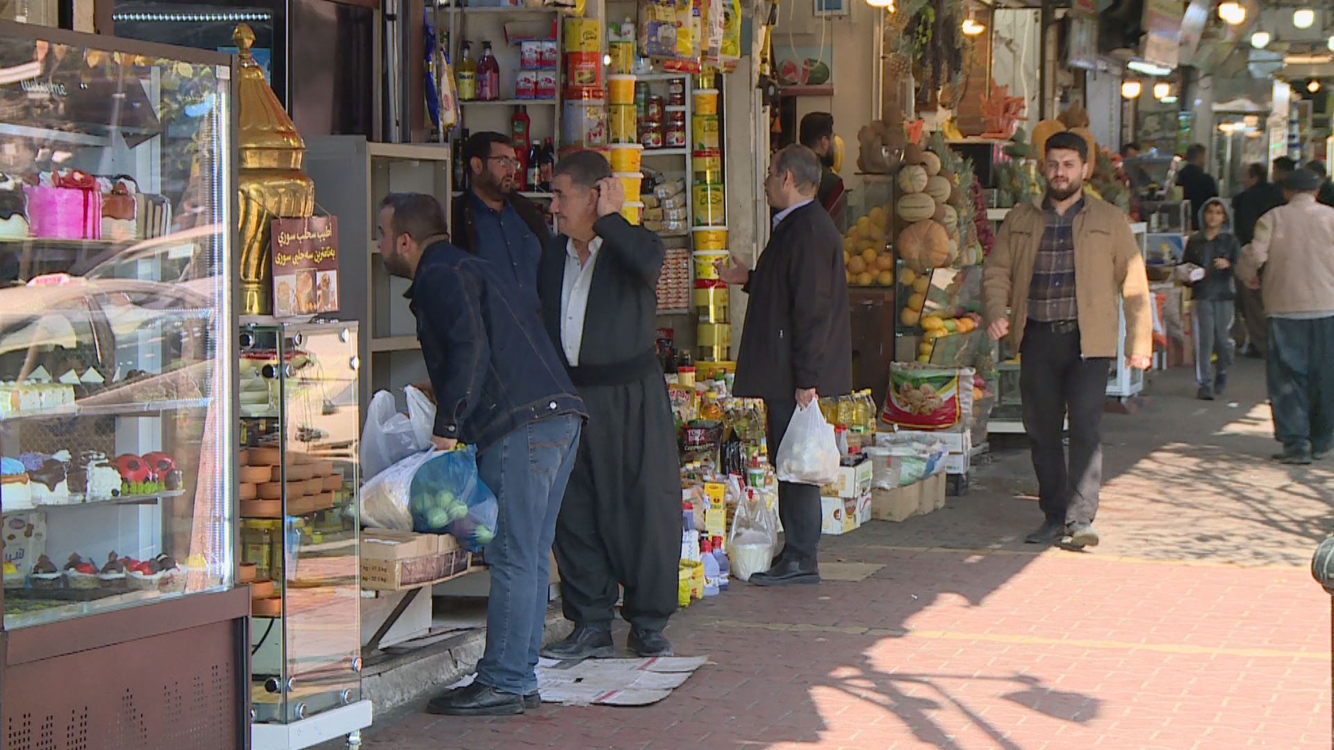 نرخی دینار بەرامبەر دۆلار بەرزبووەتەوە، بەڵام کاڵا و شتومەک هەرزان نەبوون