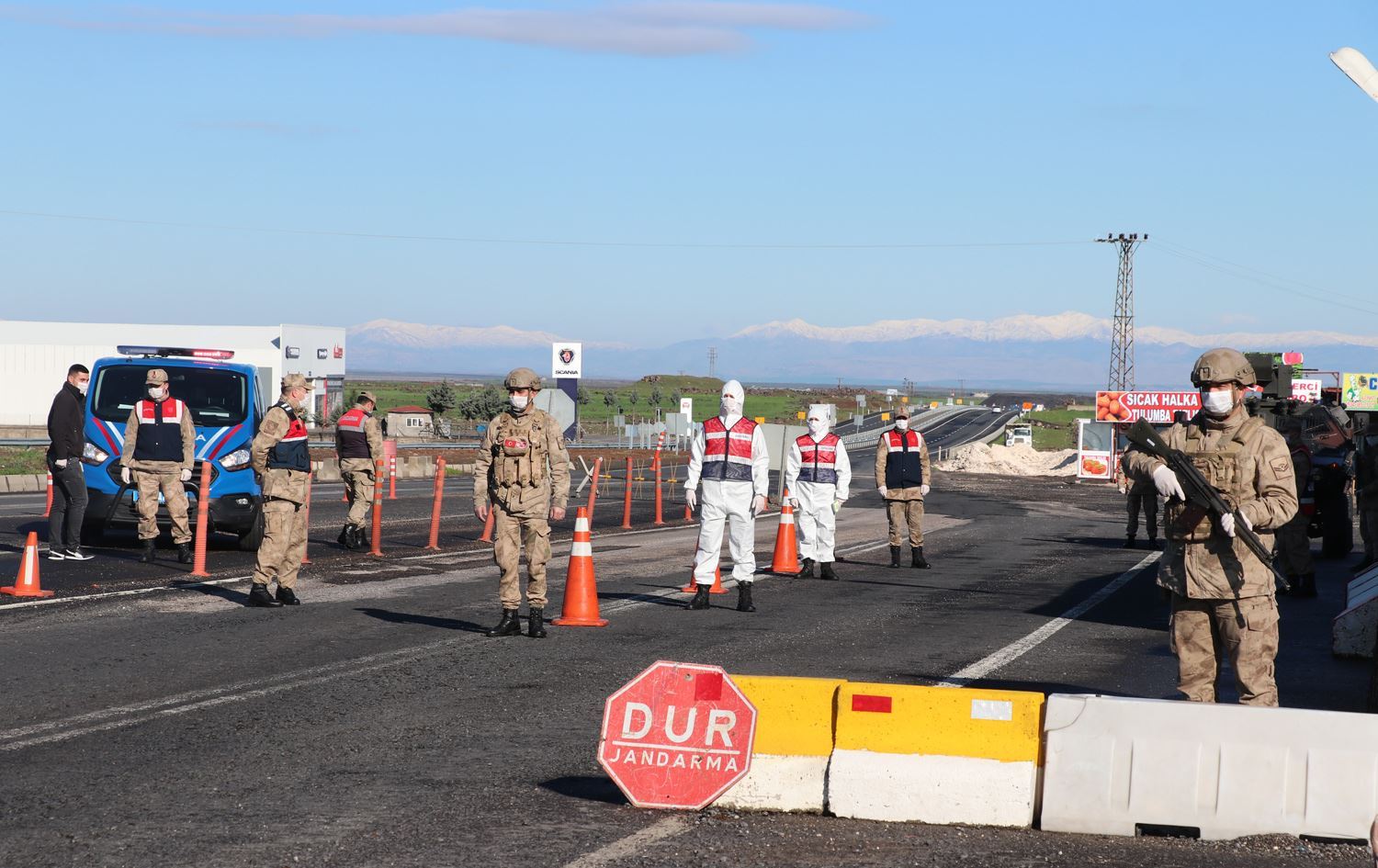 وێنەیەکی ئەرشیڤیی قەدەخەی هاتووچۆ لە باکووری کوردستان، وێنە: AA