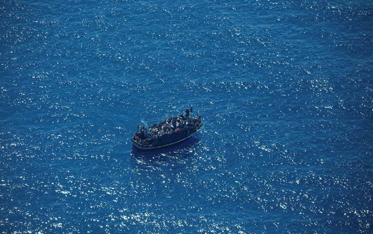 قارب يحمل مهاجرين في البحر الأبيض المتوسط/ Rueters
