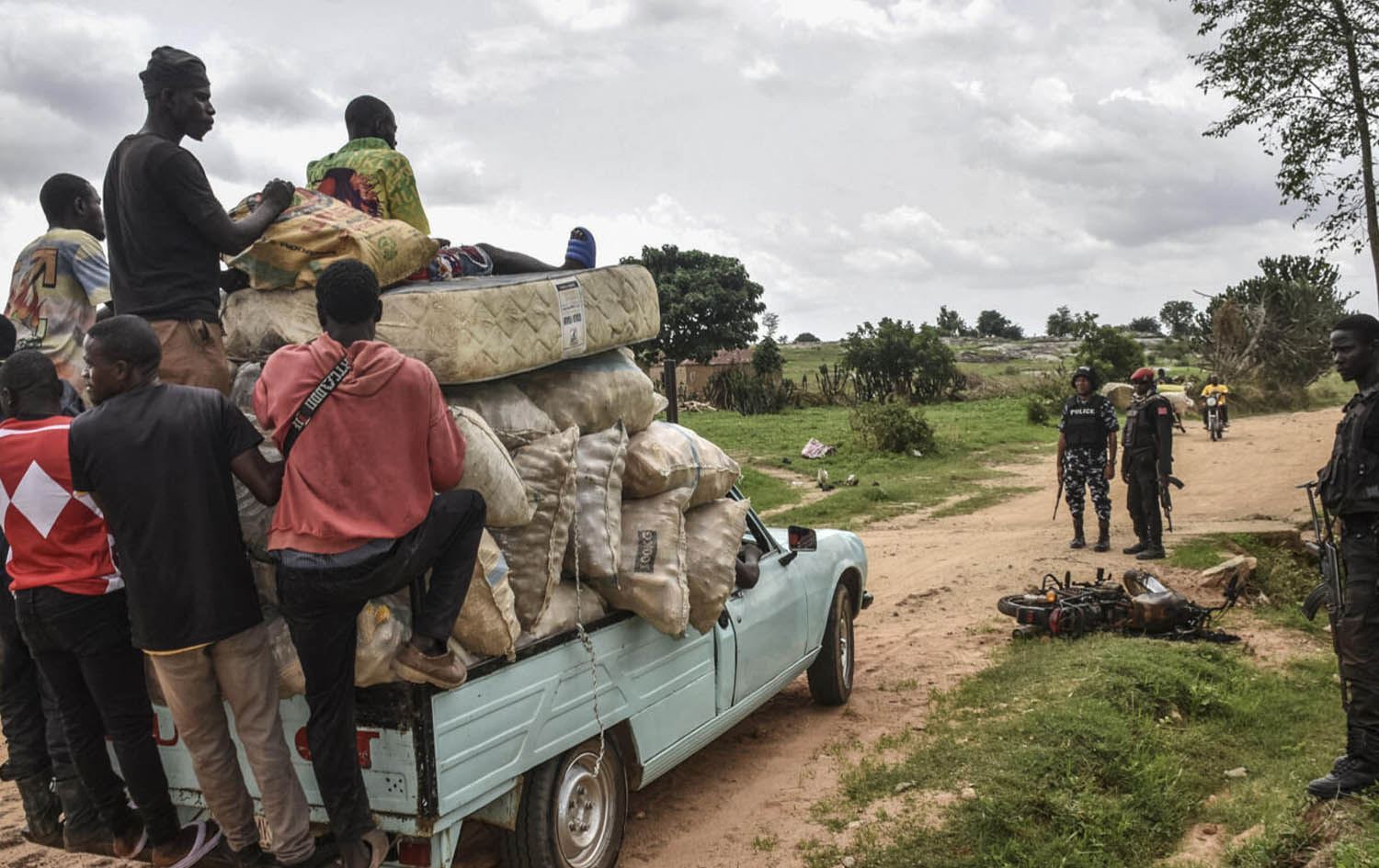 Hinek kesên ku li Nîjeryayê ji ber êrişan koç dikin / Wêne: AFP