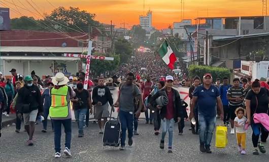  5 binden fazla göçmen Meksika'nın Chiapas eyaletindeki Tapachula'da ABD sınırına doğru yürüyor. / AFP