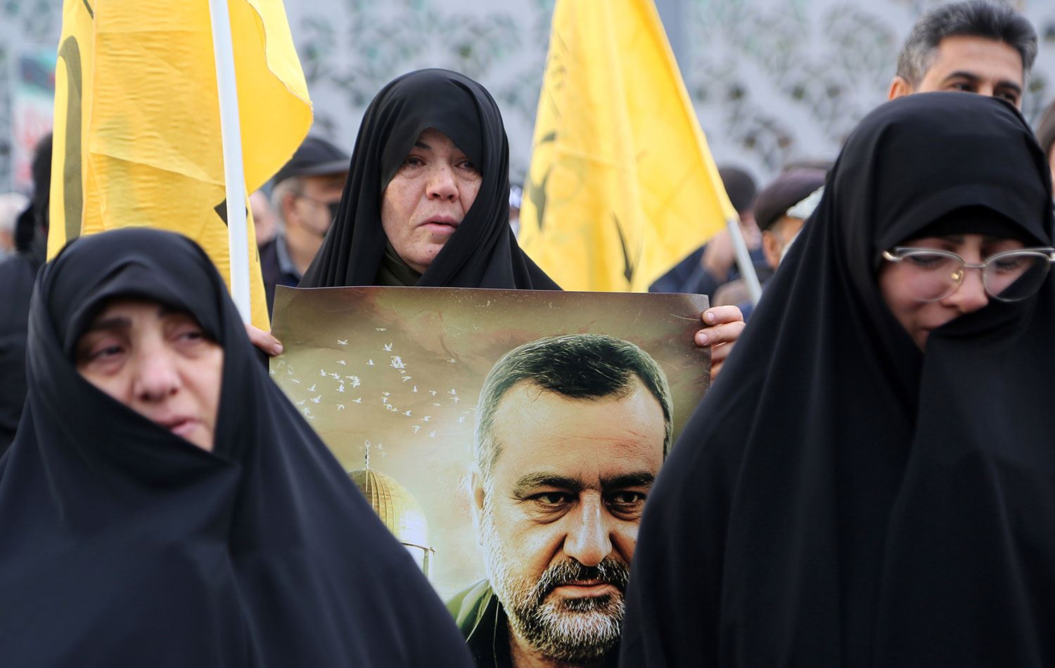 Cenaze törenina katılan kadınların ağladığı görüldü.