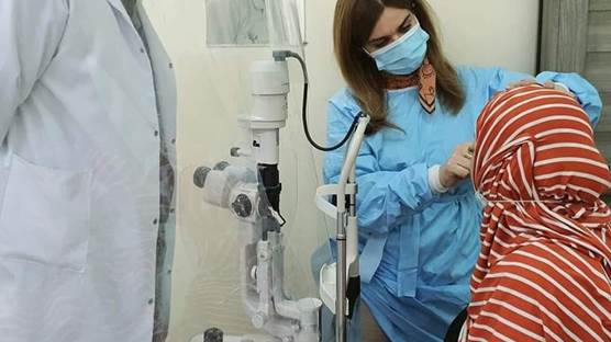 كادر طبي يعالج مريضة في بغداد