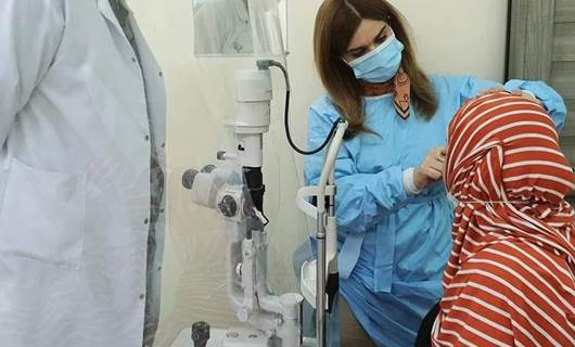 كادر طبي يعالج مريضة في بغداد