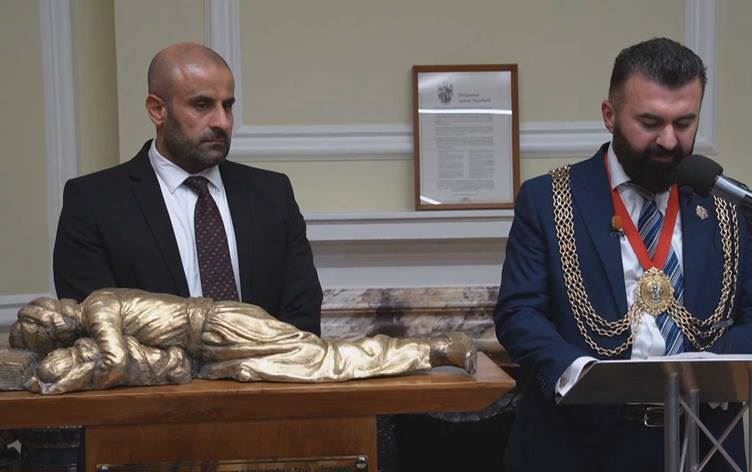 Peykerê Omerê Xewar li avahiyeke fermî ya Brîtanyayê hat danîn