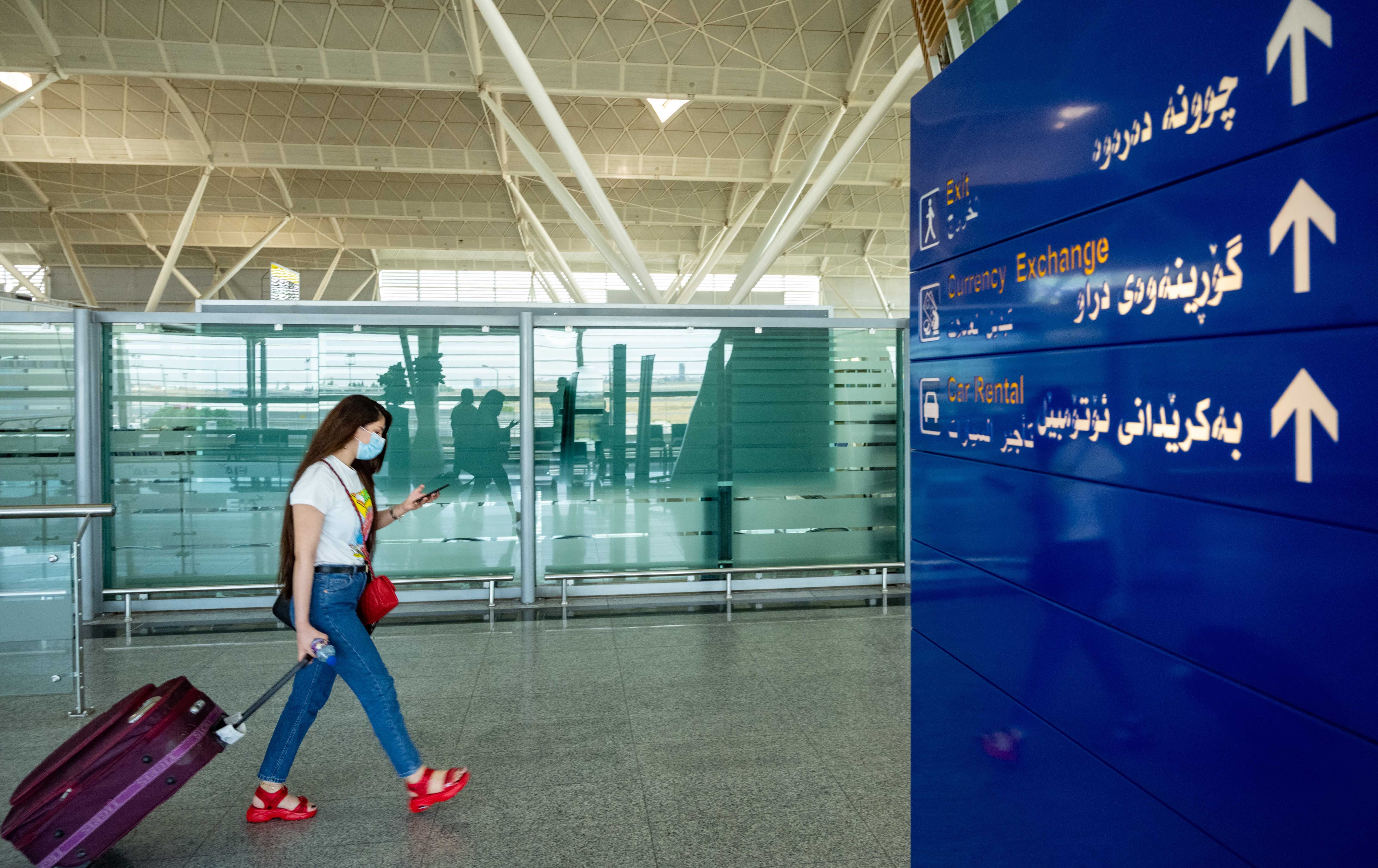 گەشتیارێک لەنێو فڕۆکەخانەی نێودەوڵەتیی هەولێر، وینە: بڵند تاهیر - رووداو 