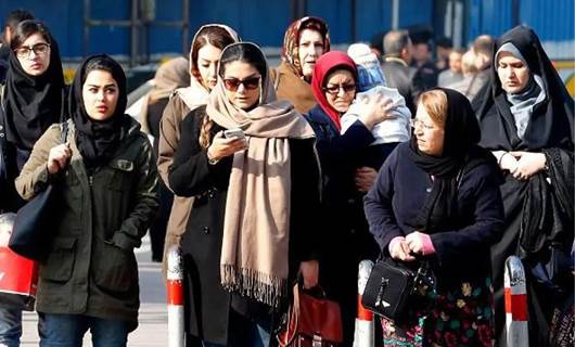 نساء إيرانيات ترتدين الحجاب في أحد شوارع طهران/ ATTA KENARE/AFP/Getty Images