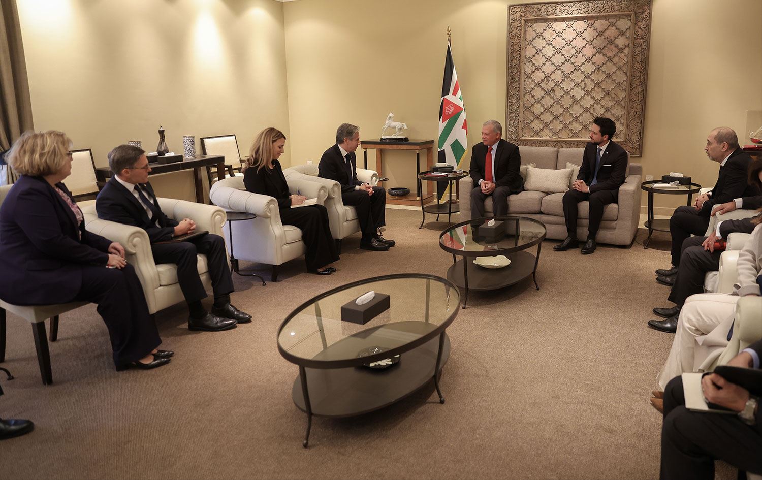 Ürdün Kralı 2. Abdullah (sağ 2), Ürdün'e ziyaret gerçekleştiren ABD Dışişleri Bakanı Antony Blinken’i (sol 4) başkent Amman'da kabul etti. Foto: Royal Hashemite Court (RHC)-Handout 