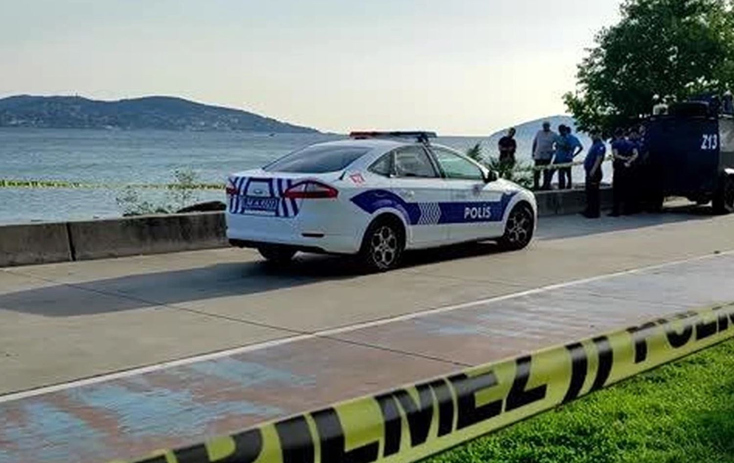 Foto: Sahil yerinde bekleyen polis arabası