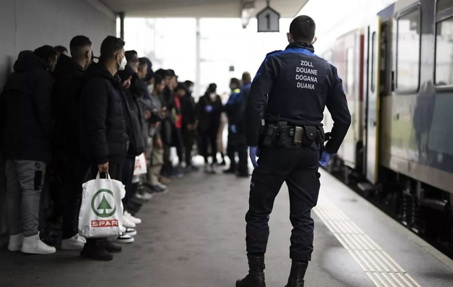 وێنەیەکی ئەرشیڤیی ژمارەیەک کۆچبەر لە سویسرا، وێنە: KEYSTONE / Gian Ehrenzeller