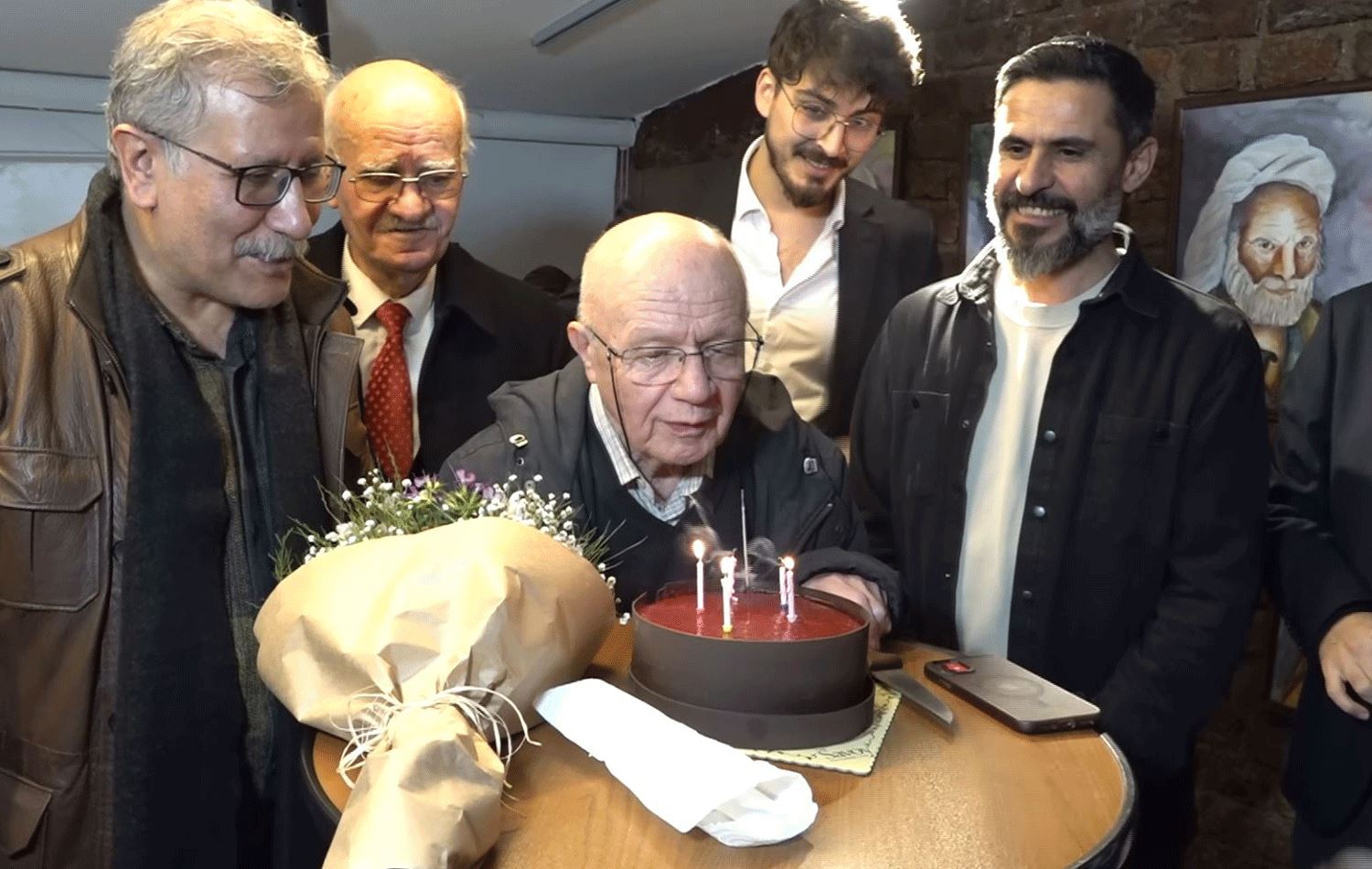 İsmail Beşikçi ve dostları doğum günü kutlamasında. / Rûdaw