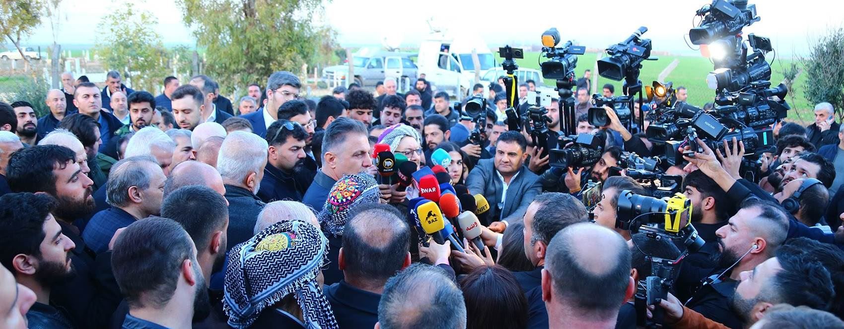 FOTO – Peşrew Dizayi ve kızı Jina Kürdistan bayrakları ile sonsuzluğa uğurlandı