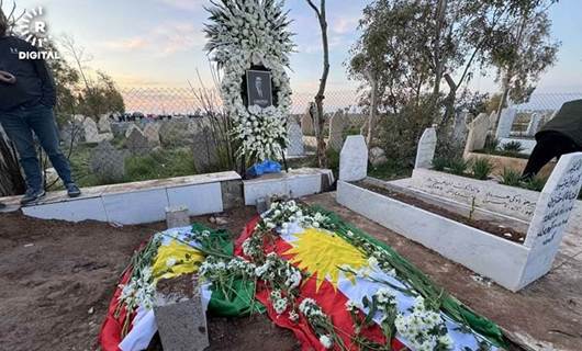 قبر بيشرو دزيي وابنته في قرية باقرته