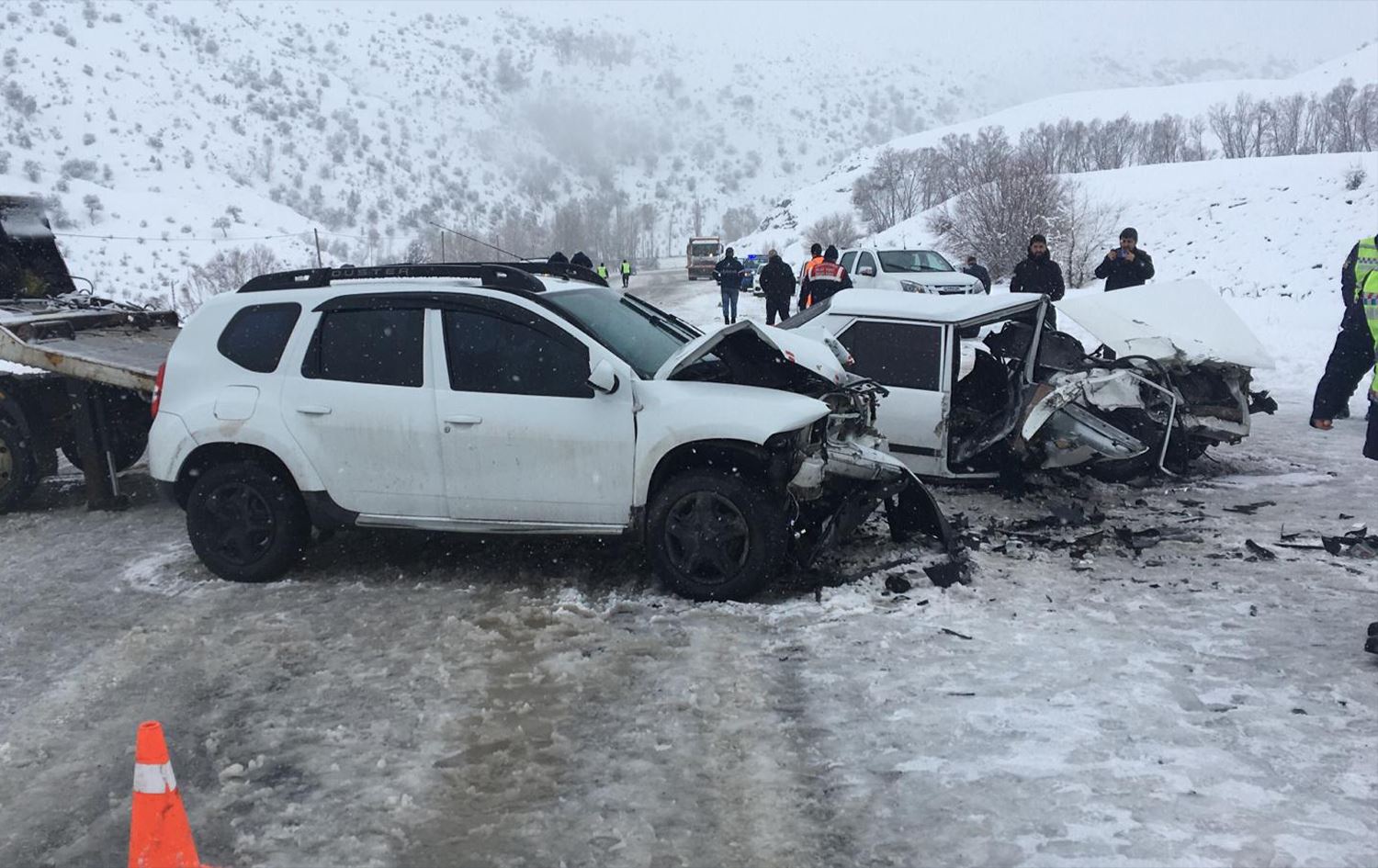 2 otomobîl li hev qelibîn/Wêne: AA