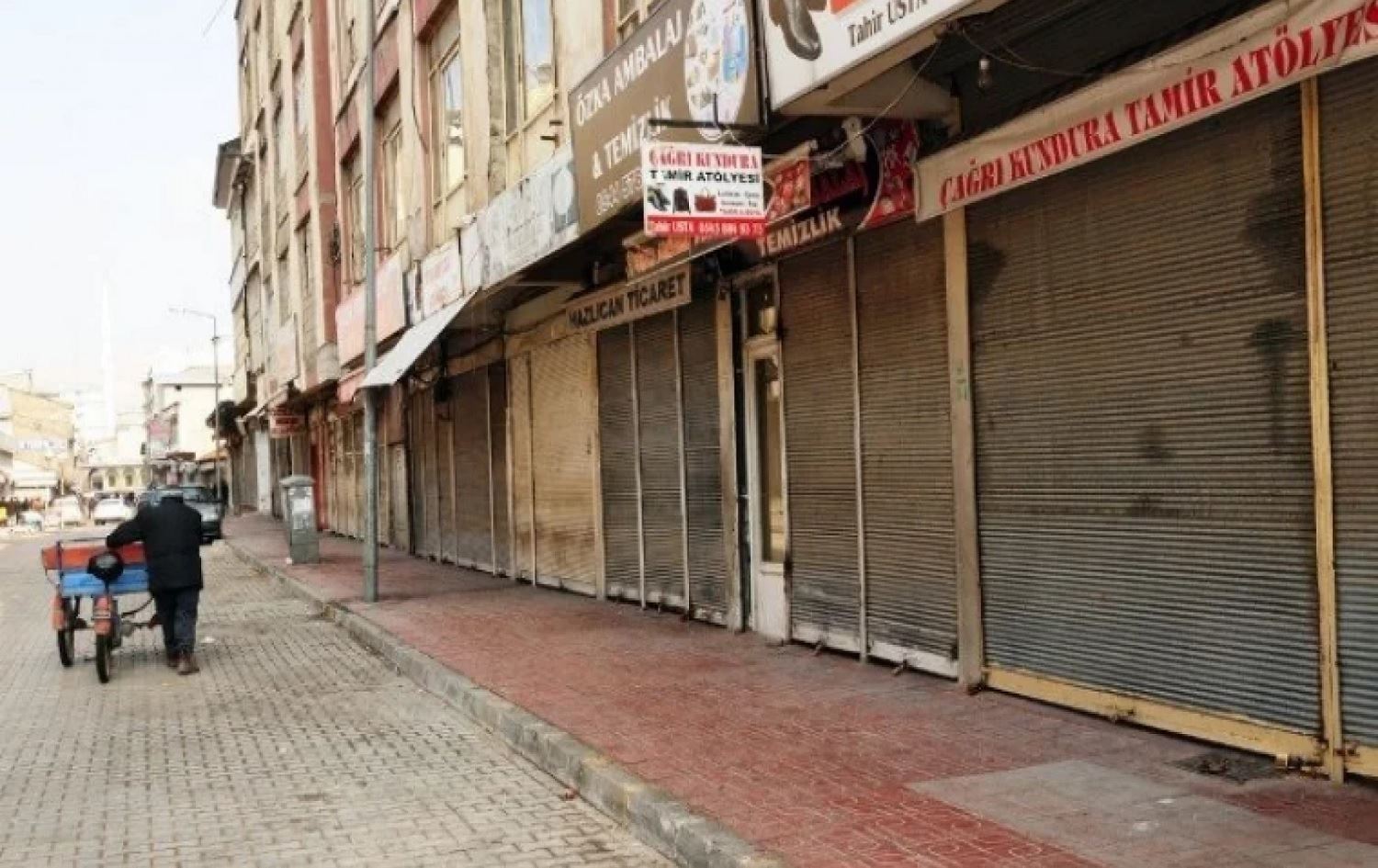 Karsazê Kurd: Li Wanê dikanên sedsalî tên girtin