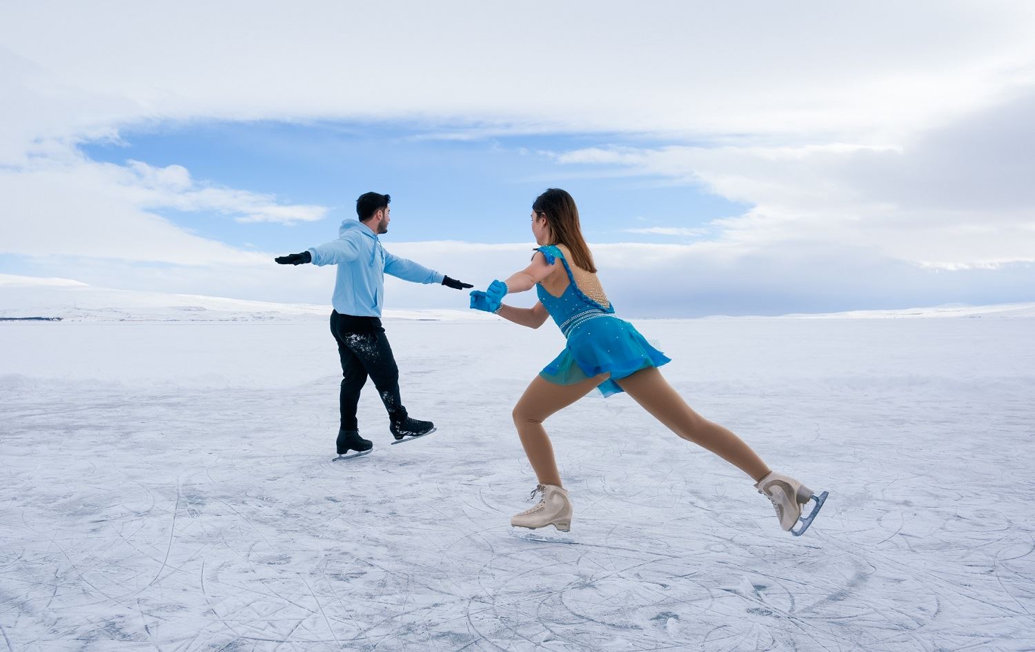 Li ser Gola Çildirê ya qeşagirtî bi patenê reqisîn / Wêne: Omer Tarsuslu / AA